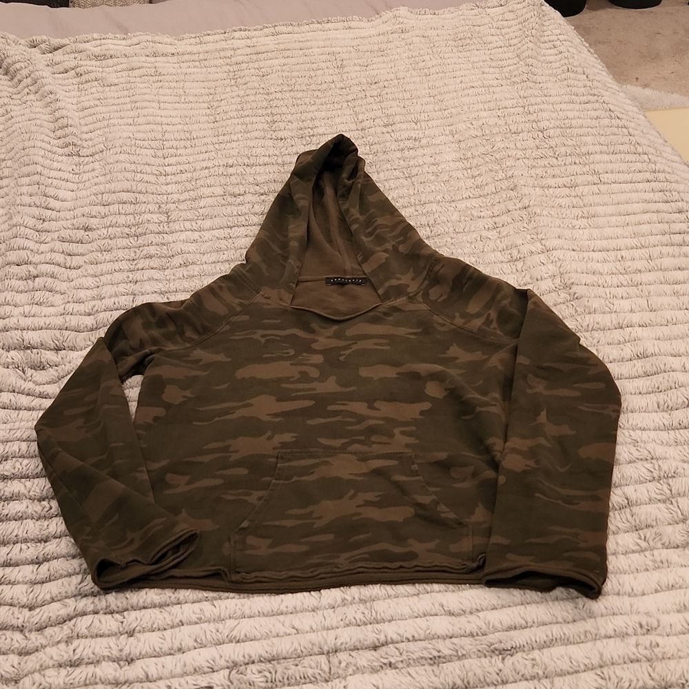 Green camouflage Sanctuary cropped hooded sweatshirt, size M